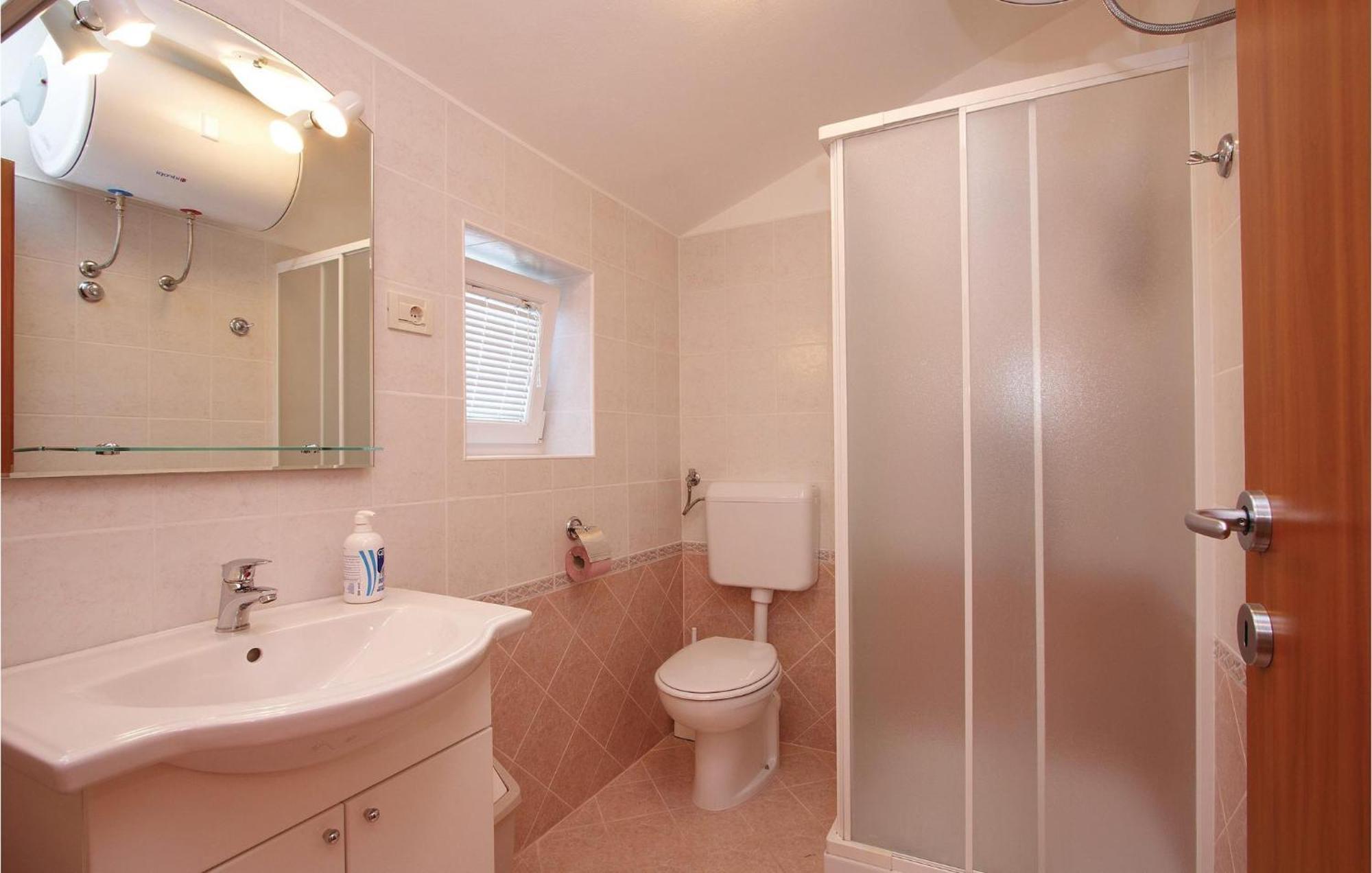 2 Bedroom Awesome Apartment In Plomin Exterior foto