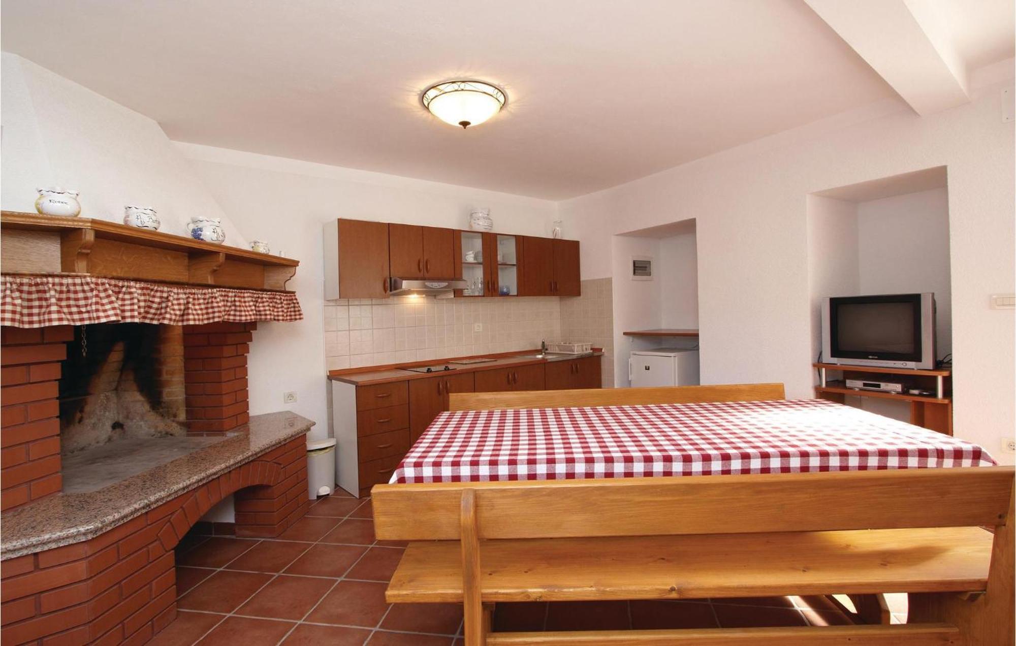 2 Bedroom Awesome Apartment In Plomin Exterior foto